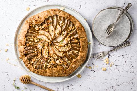 Pear tart with cashews