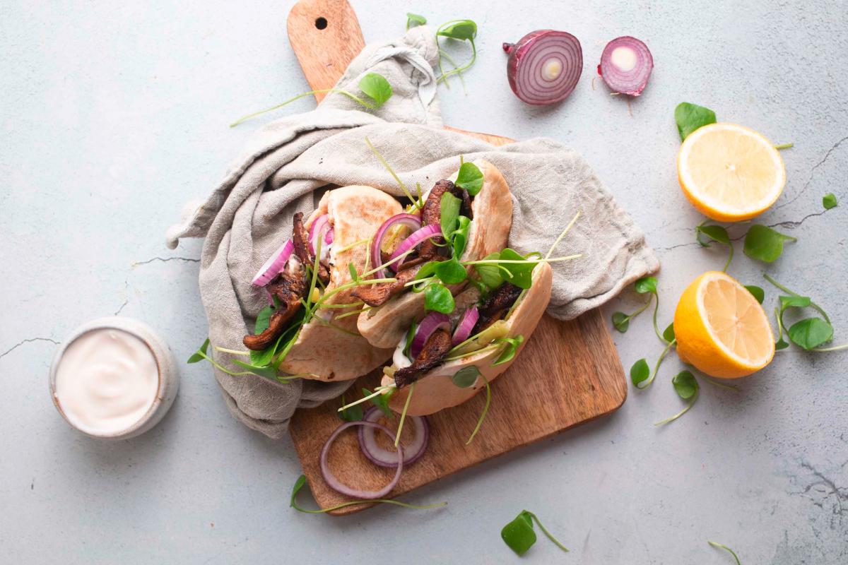 Pitas with fried mushrooms and yoghurt dressing - Recipes | fooby.ch