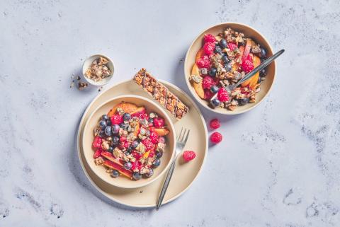 Fruit salad with a crunchy bar topping 