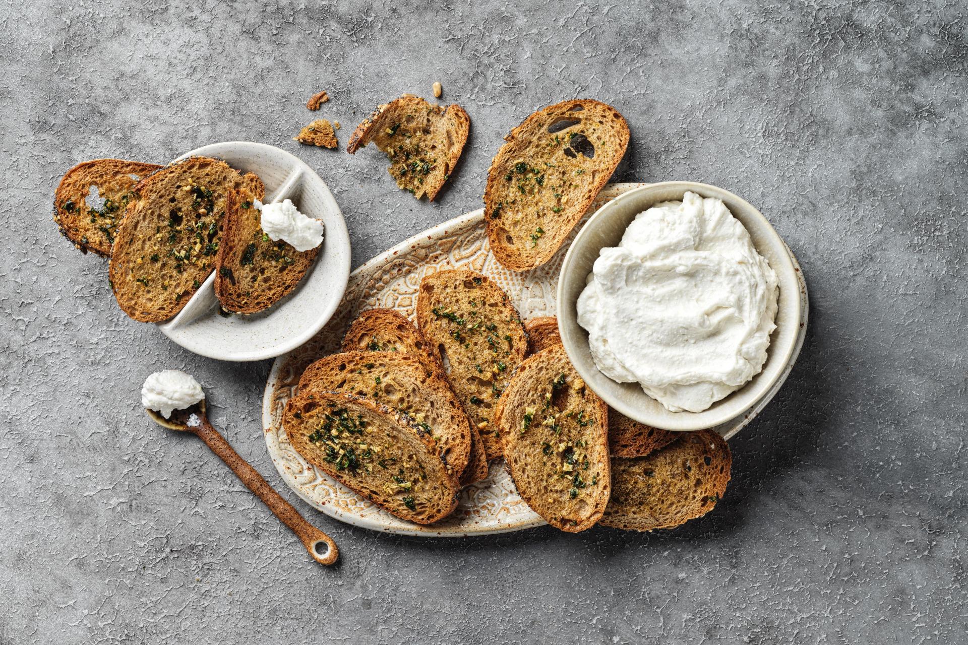 Brotchips mit Feta-Dip | Apéro und Fingerfood | coop.ch Brotchips mit Feta-Dip | Apéro und Fingerfood | coop.ch