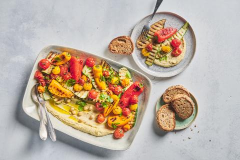 Grilled vegetables with hummus