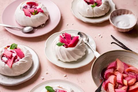 Mini-pavlovas à la rhubarbe et à la vanille