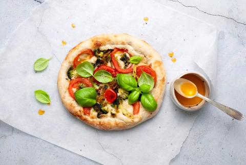 Pizza bianca with broccoli and tomatoes