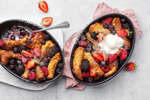 Pancake bake with berries