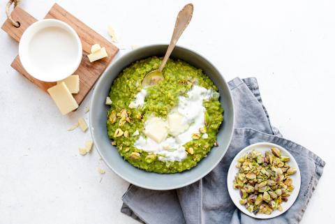 Vegan matcha and pistachio porridge