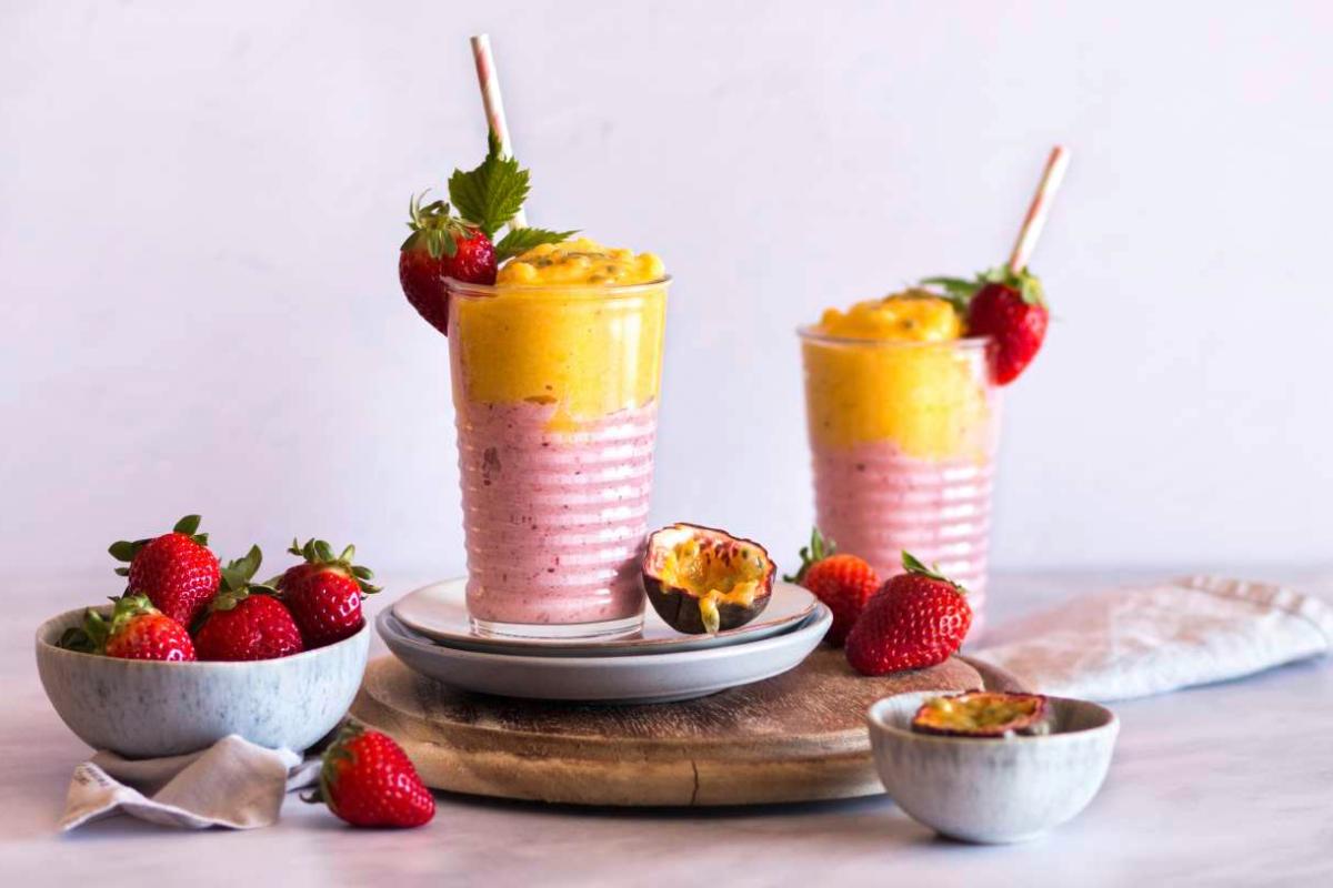 Two-tone strawberry and mango smoothie - Recipes | fooby.ch