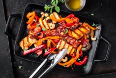 Insalata di peperoni grigliati e pomodori