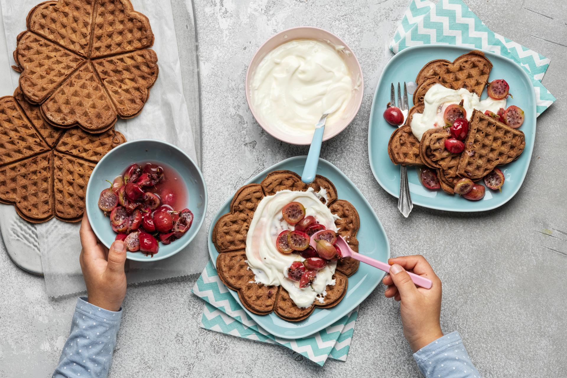 Schokoladenwaffeln mit Stachelbeeren | Desserts | coop.ch