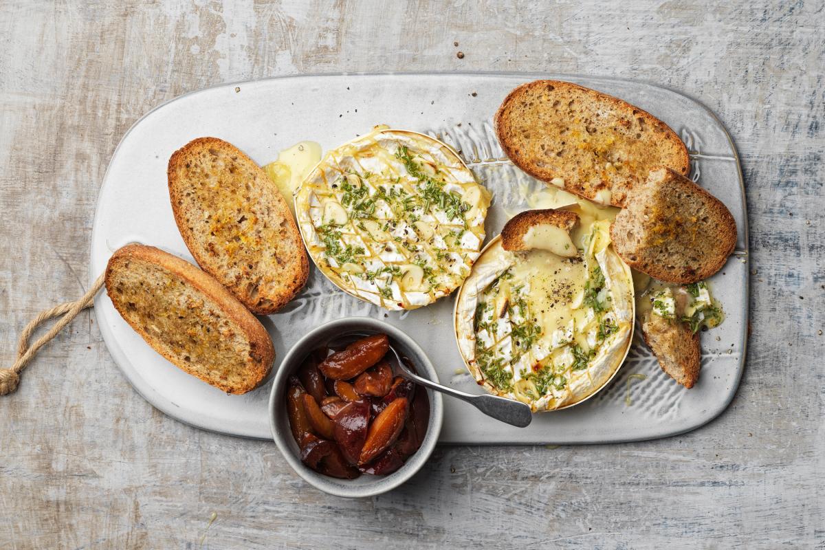 Gebackene Camemberts mit Zwetschgen - Rezepte | fooby.ch