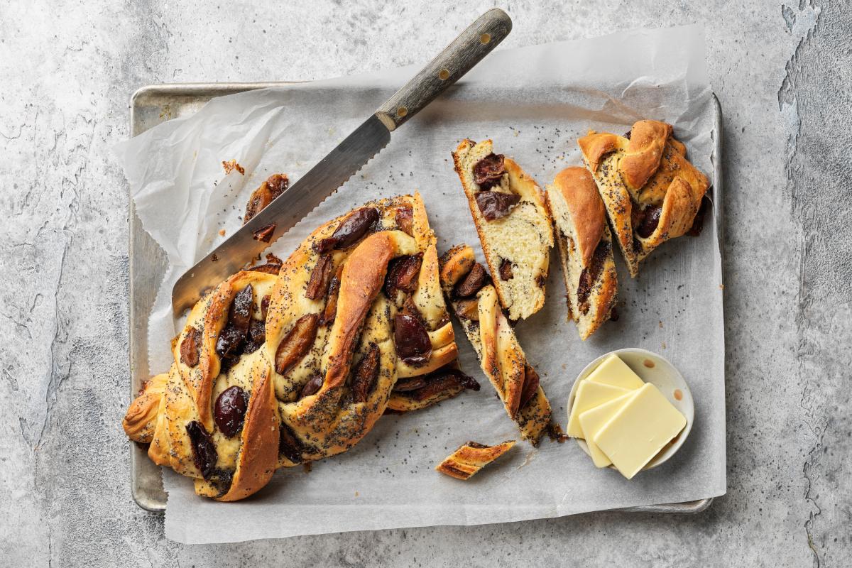 Plum & poppy seed braided loaf - Recipes | fooby.ch