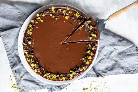 Veganer Pistazienkuchen mit Schokoladenganache