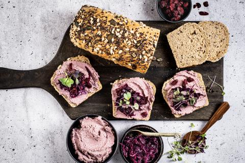 Red cabbage hummus on bread