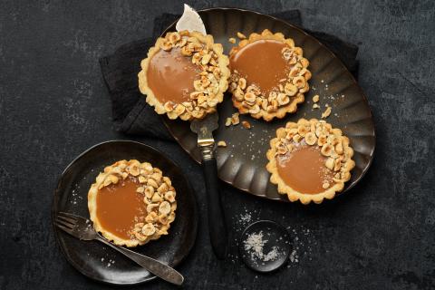 Caramel tarts with hazelnuts