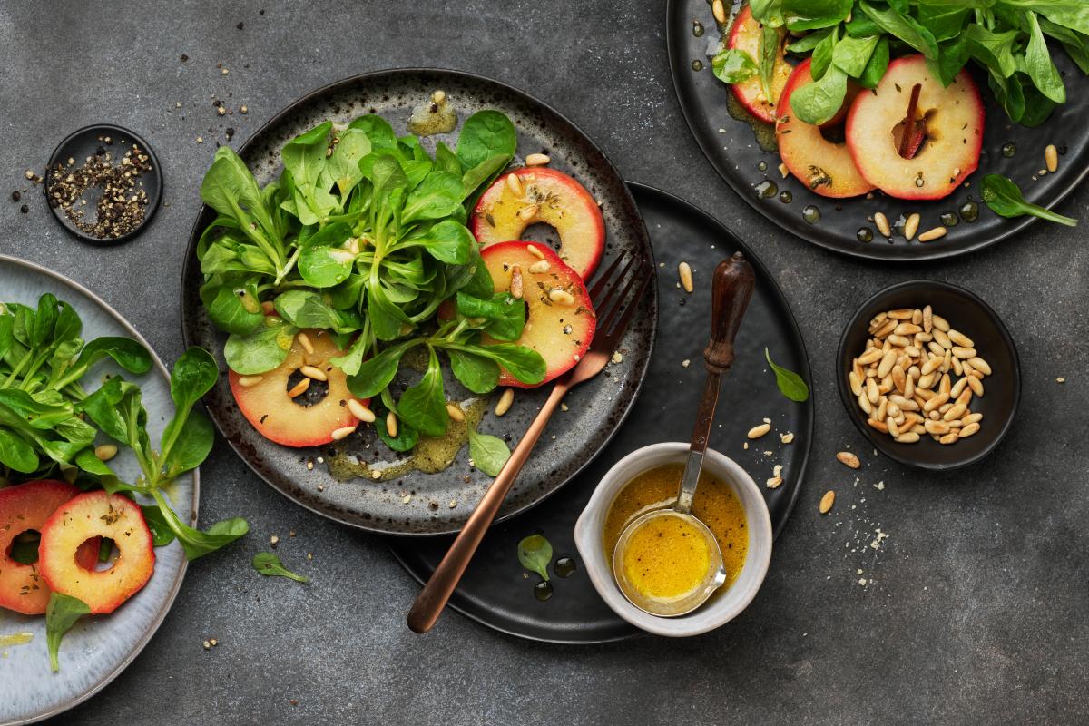 Nüsslisalat mit gebackenen Apfelringen - Rezepte | fooby.ch