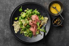 Lamb's lettuce with roast beef and cheese crisps