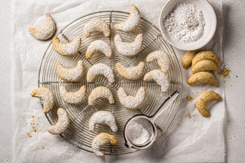 Vegan vanilla crescent cookies