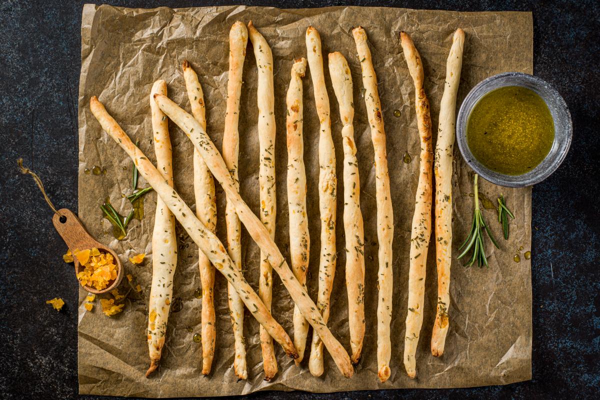 Bread sticks with dried apricots and rosemary - Recipes | fooby.ch