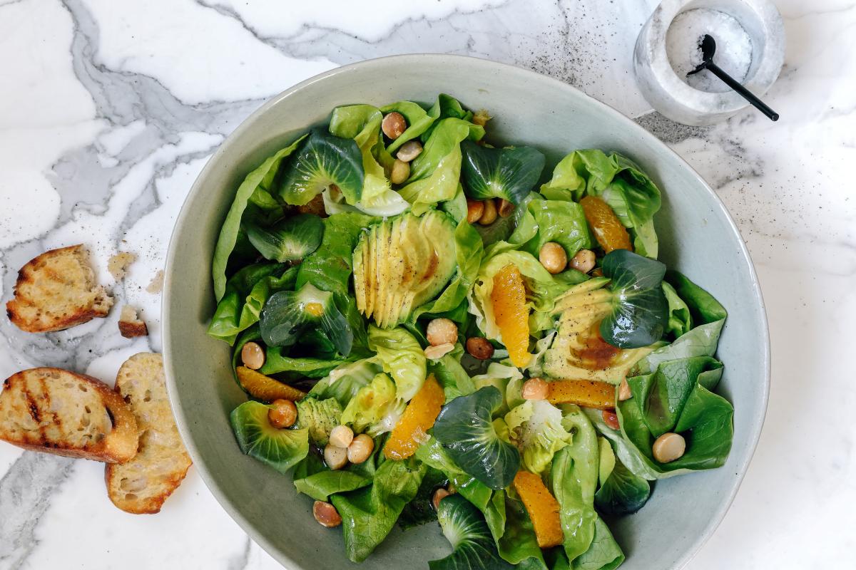 Salat mit Orangen und gerösteten Nüssen - Rezepte | fooby.ch