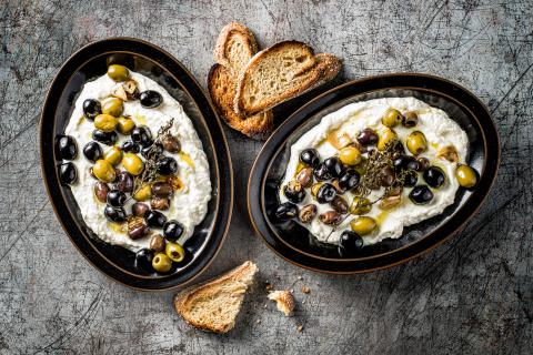 Geschmorte Oliven mit Mozzarellacreme