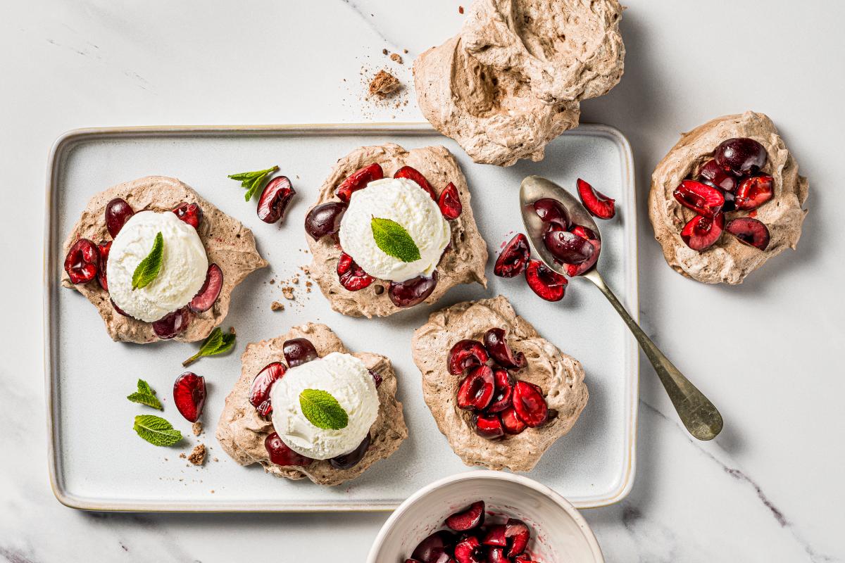 Schokoladen Mini Pavlovas Mit Kirschen Rezepte Fooby Ch