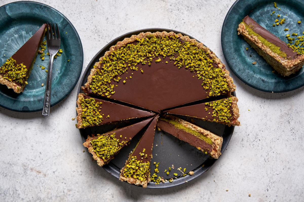 Vegan pistachio and chocolate ganache tart - Recipes | fooby.ch