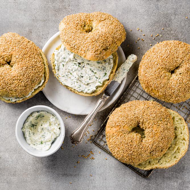 Sesam-Bagel mit Bärlauch-Frischkäse | Teig | coop.ch