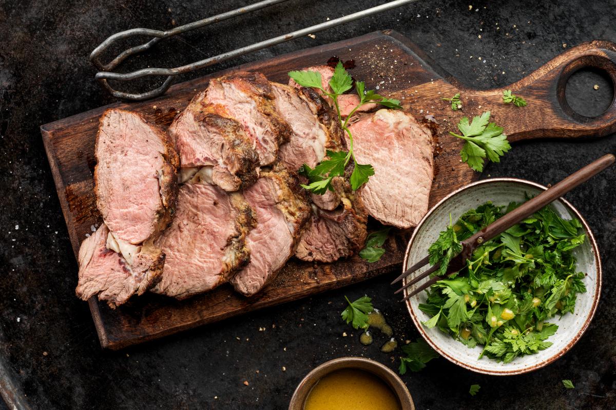 Barbecued rib-eye steak with herb salad - Recipes | fooby.ch