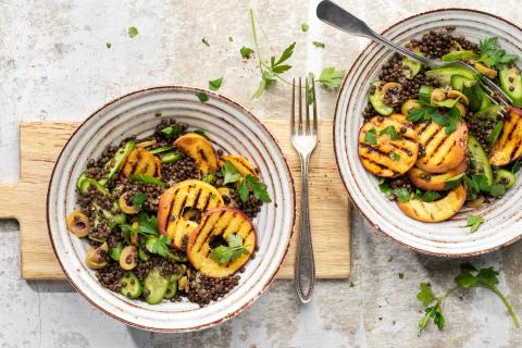 Lentil salad with grilled peaches