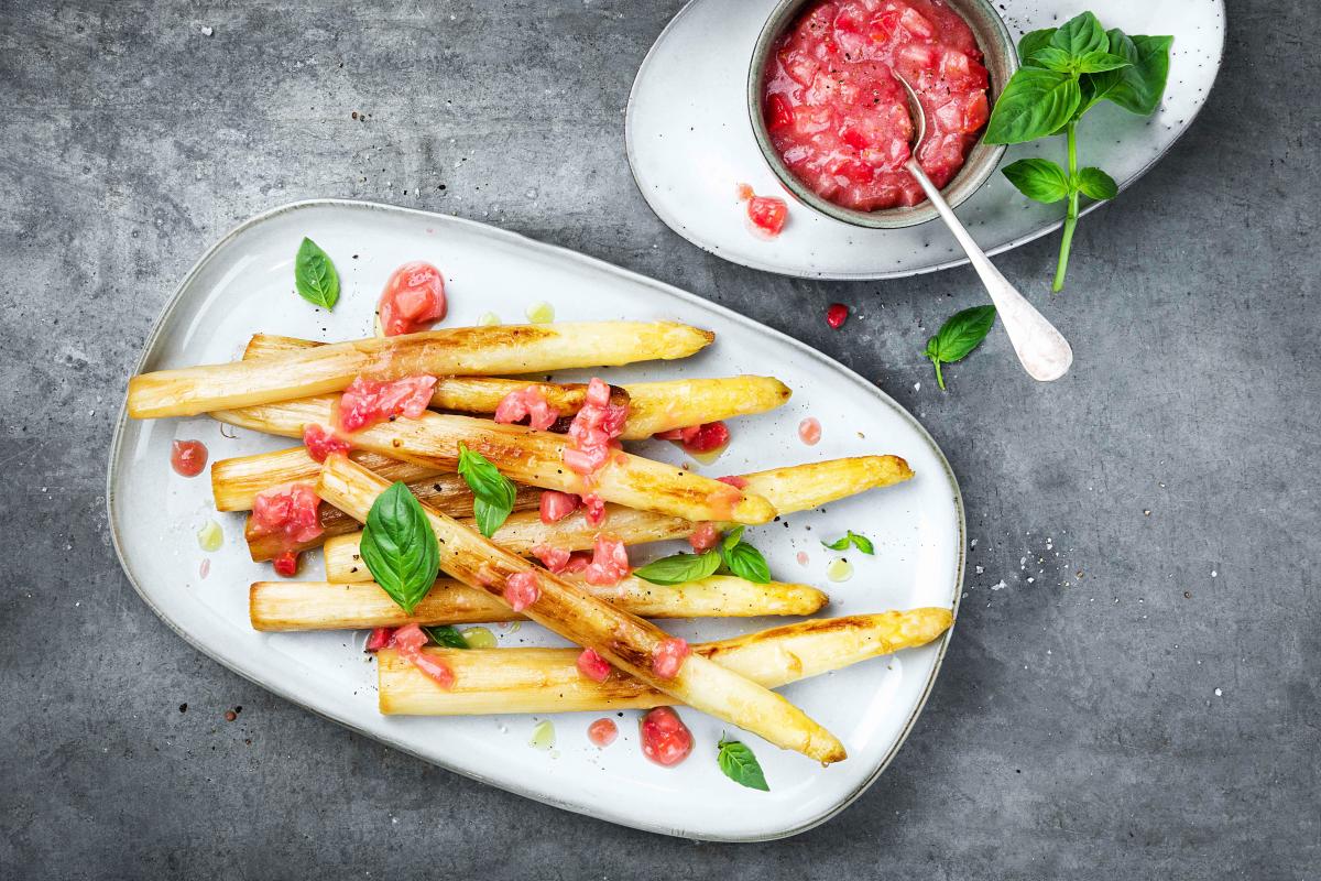 Spargeln mit Erdbeer-Chutney - Rezepte | fooby.ch