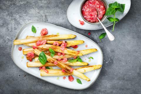 Asparagus with strawberry chutney 