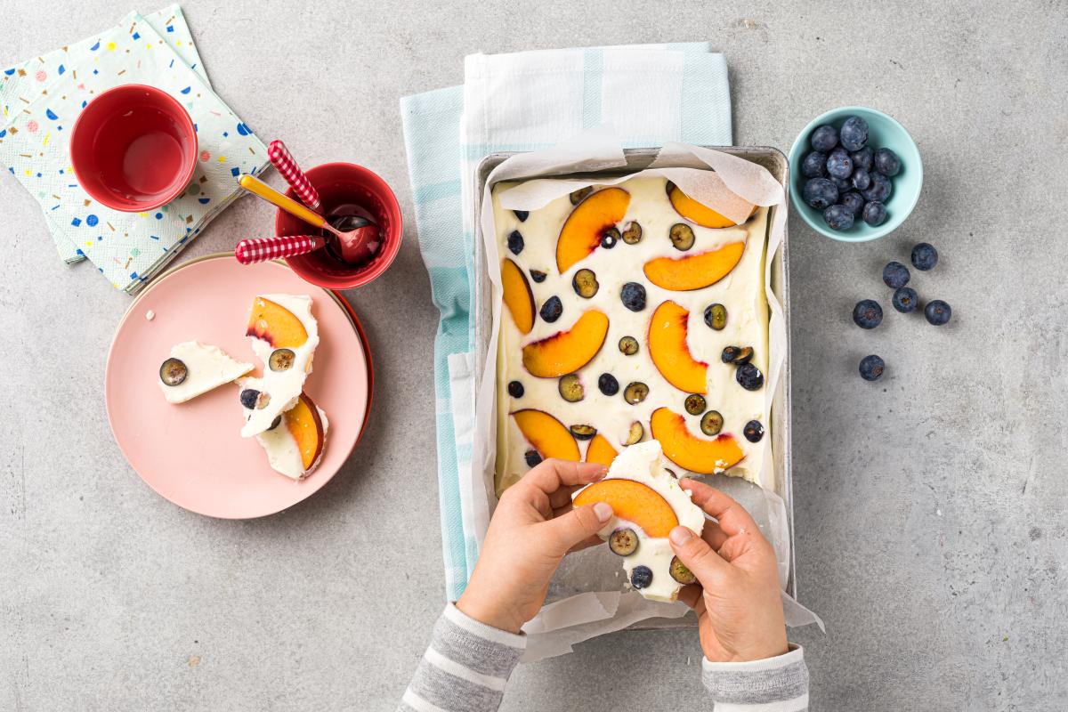 Frozen Jogurt-Platte mit Früchten