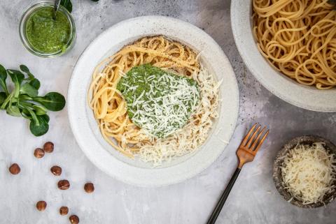 Spaghetti mit Nüsslisalat-Haselnuss-Pesto