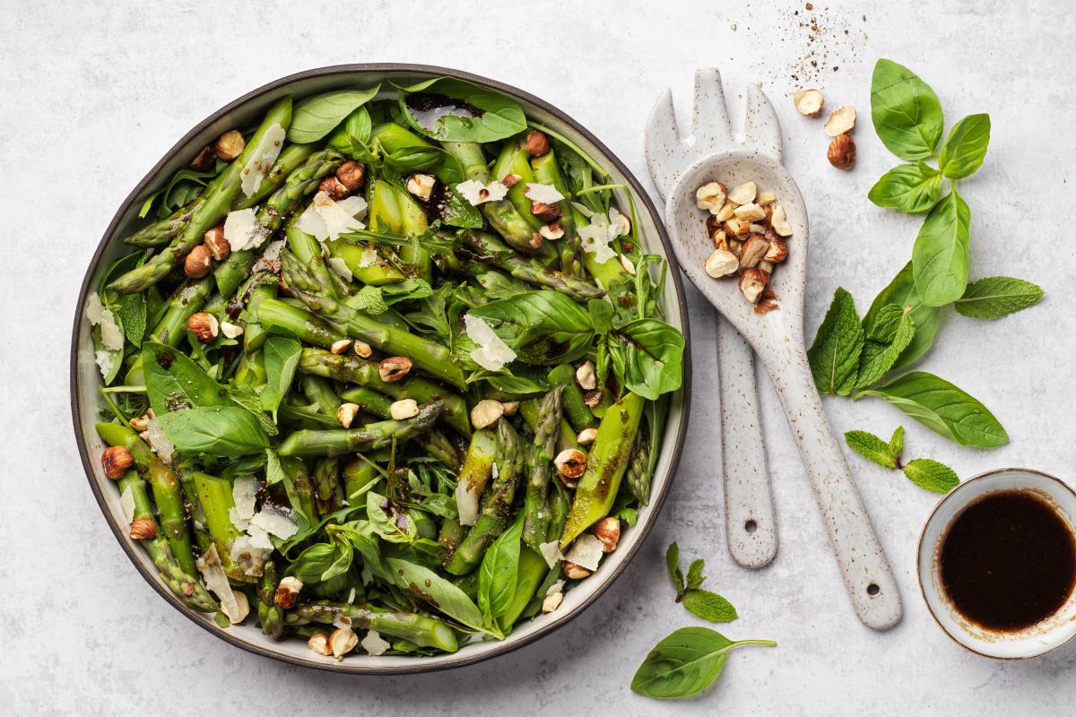 Asparagus and herb salad - Recipes | fooby.ch