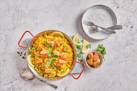 Paella mit Lachs und Gemüse