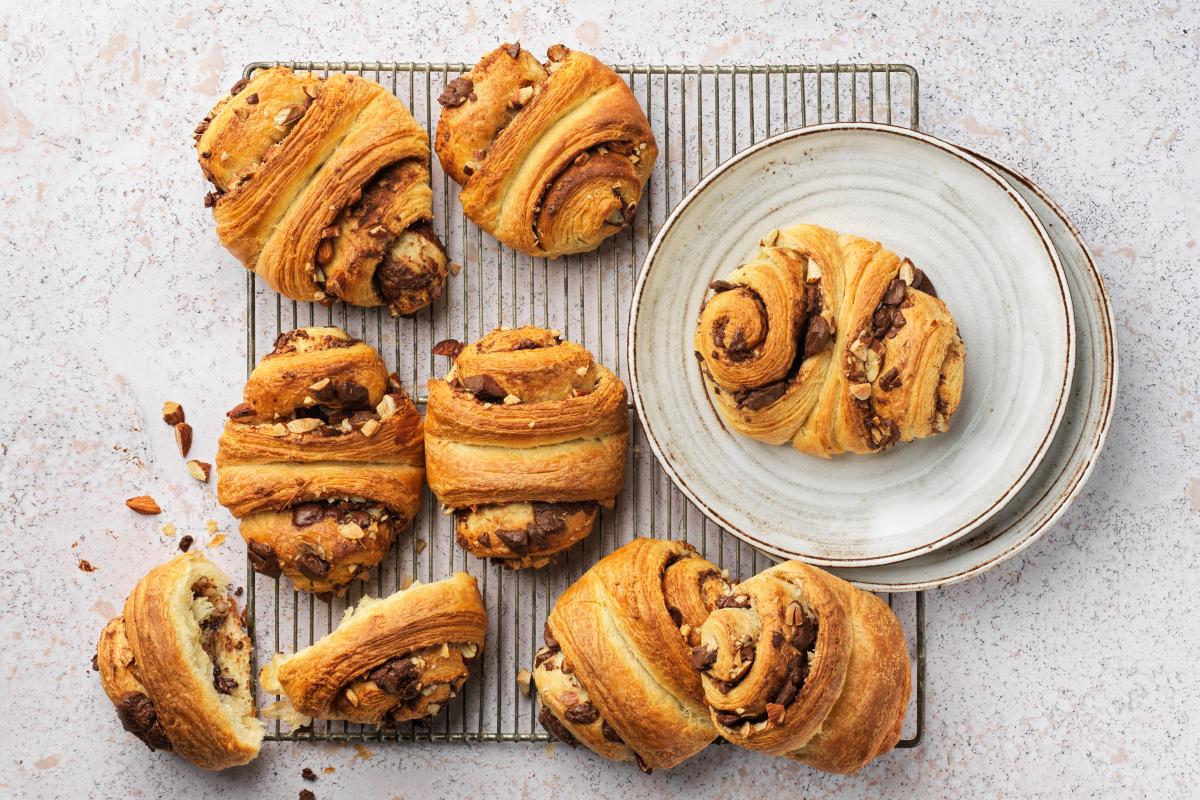 Franzbrötchen (cinnamon buns) with chocolate - Recipes | fooby.ch