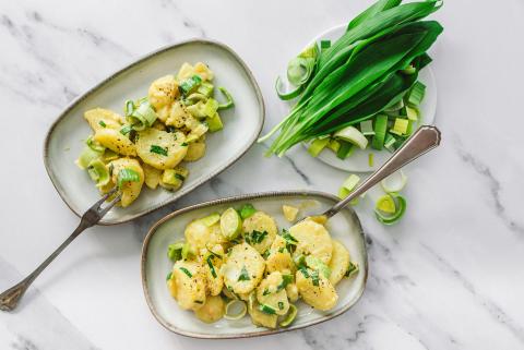 Veganer Kartoffelsalat mit zweierlei Lauch