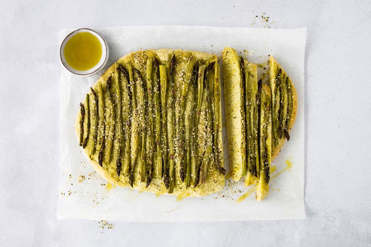 Wild garlic and asparagus focaccia - Recipes | fooby.ch