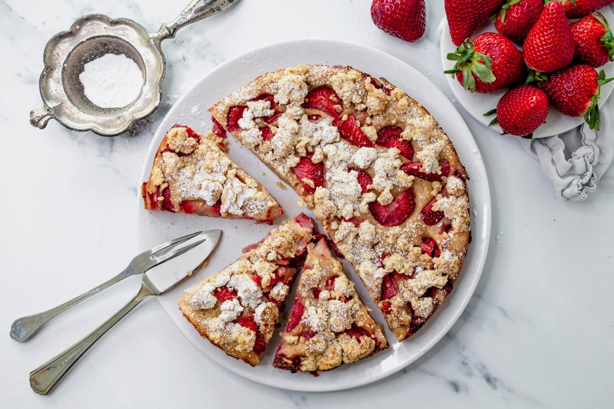 Vegan strawberry & yoghurt crumble cake - Recipes | fooby.ch
