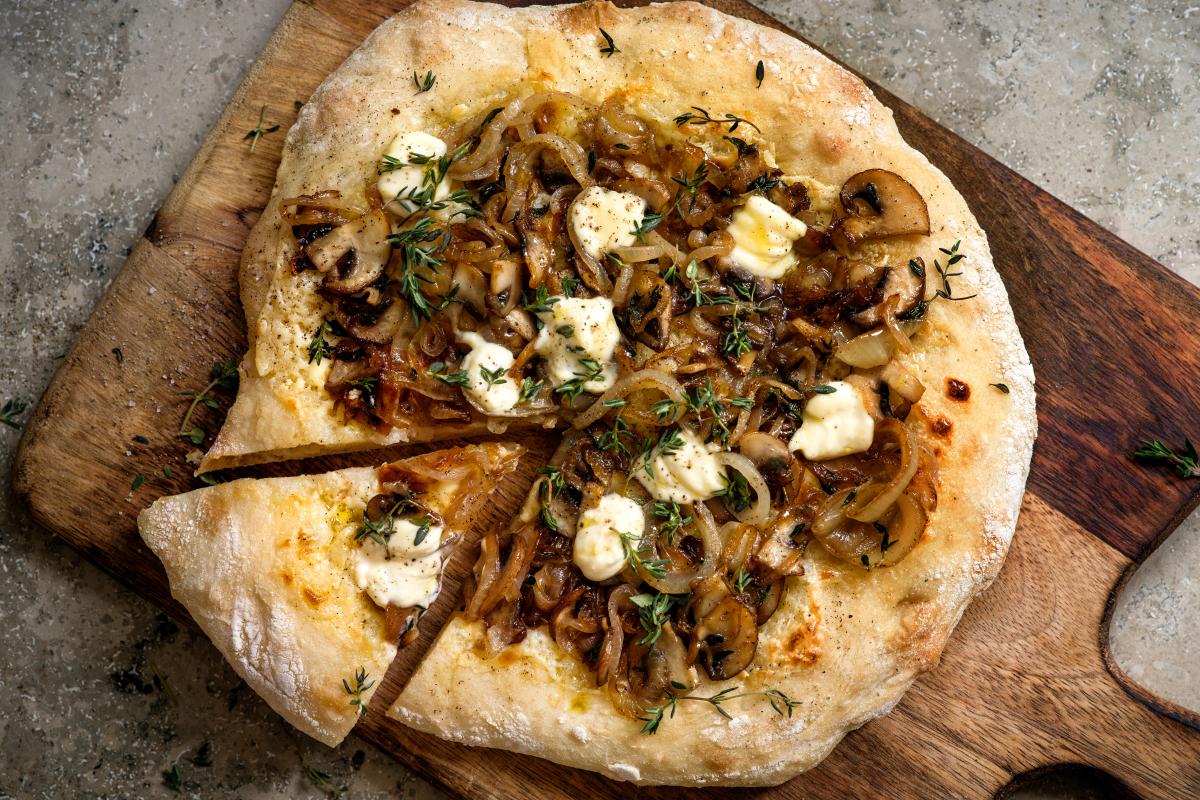 Neapolitan pizza with mascarpone, onions and mushrooms - Recipes | fooby.ch