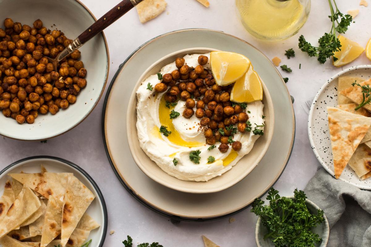Feta-Dip mit knusprigen Kichererbsen - Rezepte | fooby.ch