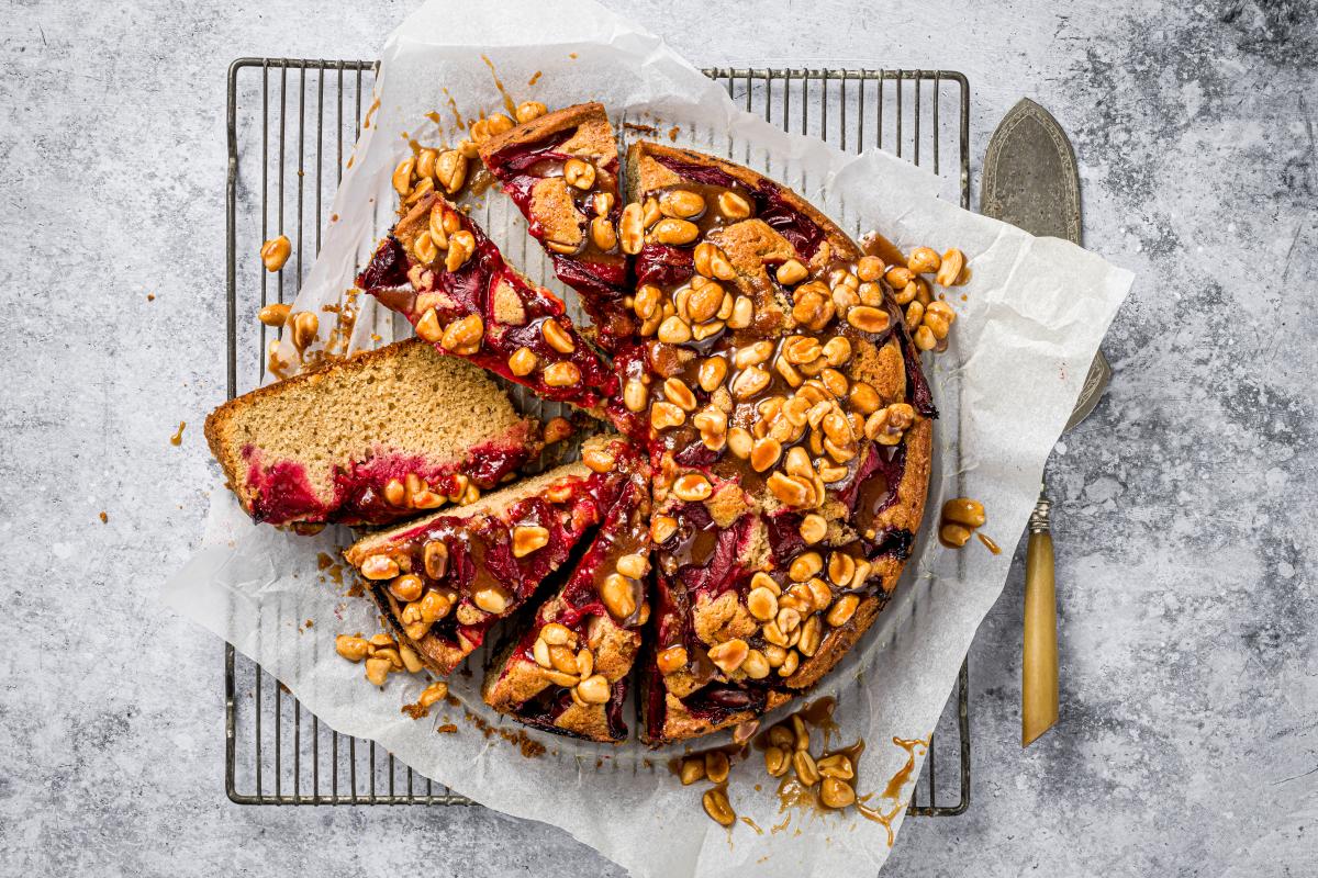 Plum cake with peanut caramel - Recipes | fooby.ch