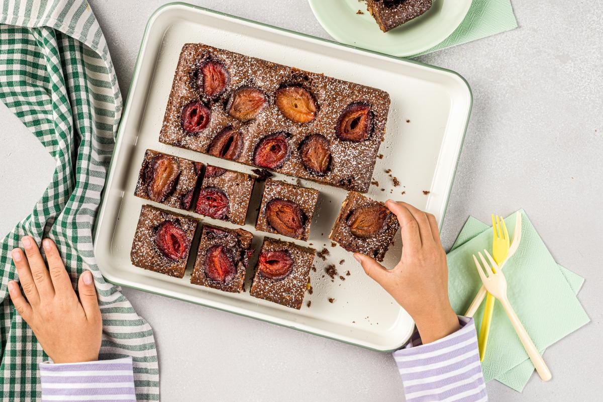 Plum and chocolate brownies - Recipes | little FOOBY