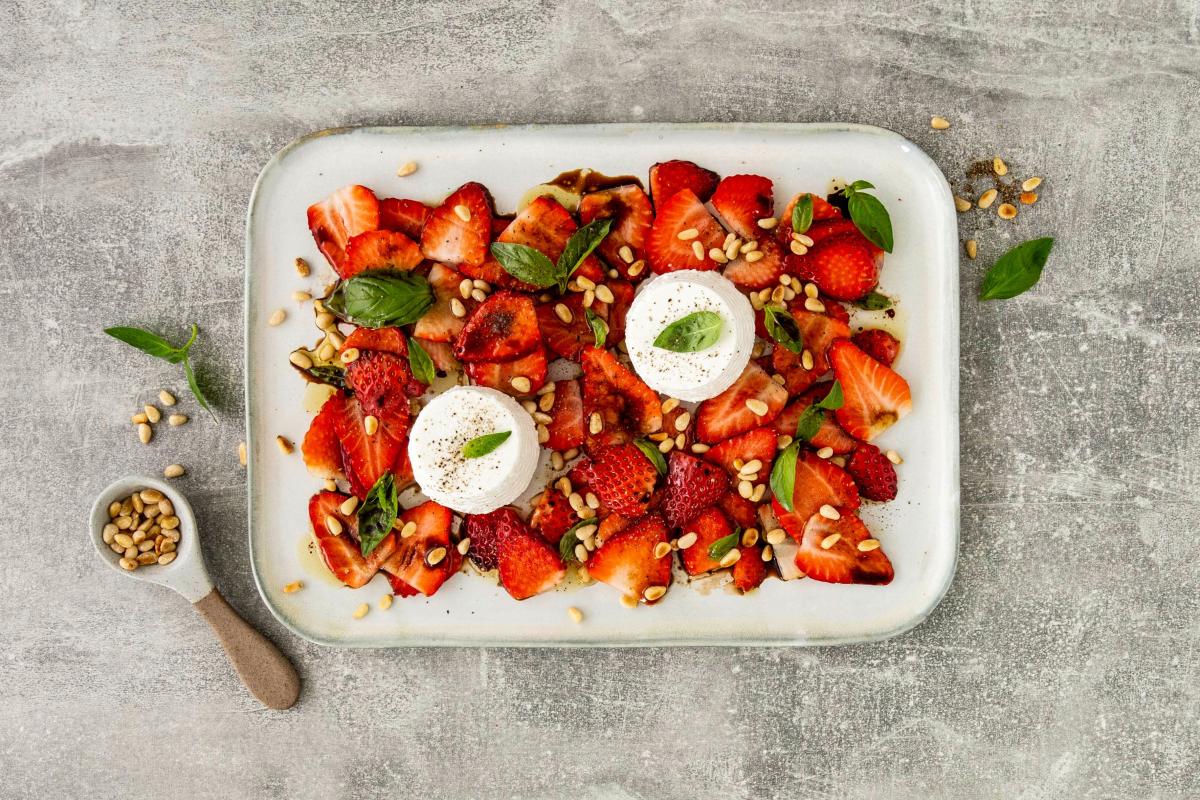 Strawberry salad with ricotta