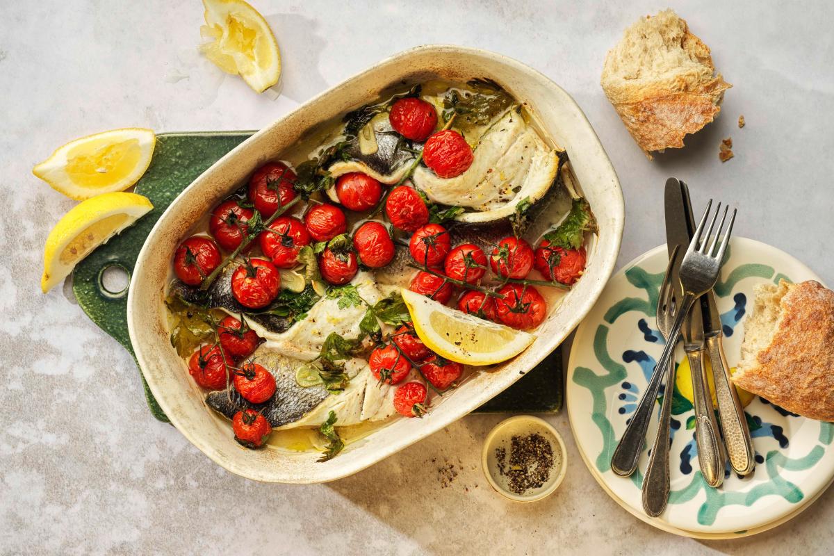 Sea bass with tomatoes and white wine (branzino all'acqua pazza) - Recipes | fooby.ch