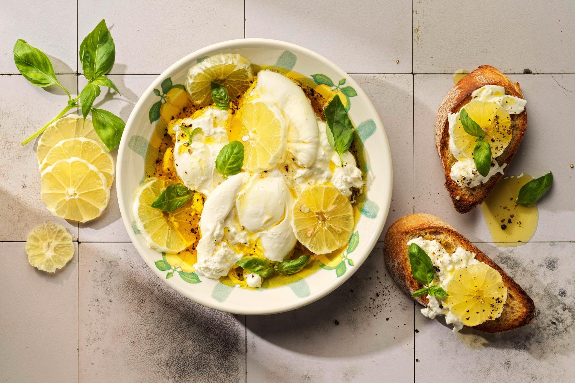 Ricetta Hamburger alla piastra con burrata e cipollotti al basilico