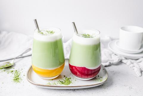 Veganer, fruchtiger Iced-Matcha-Latte