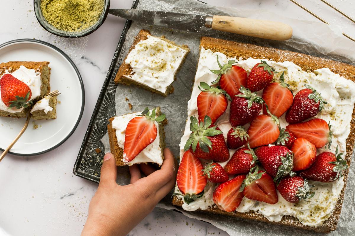 Pistazienkuchen mit Mascarponecreme und Erdbeeren - Rezepte | fooby.ch