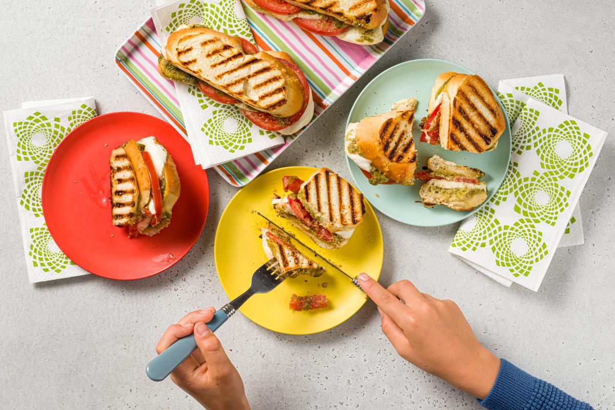 Mini Panini Tomaten-Mozzarella-Panini - Rezepte | little FOOBY
