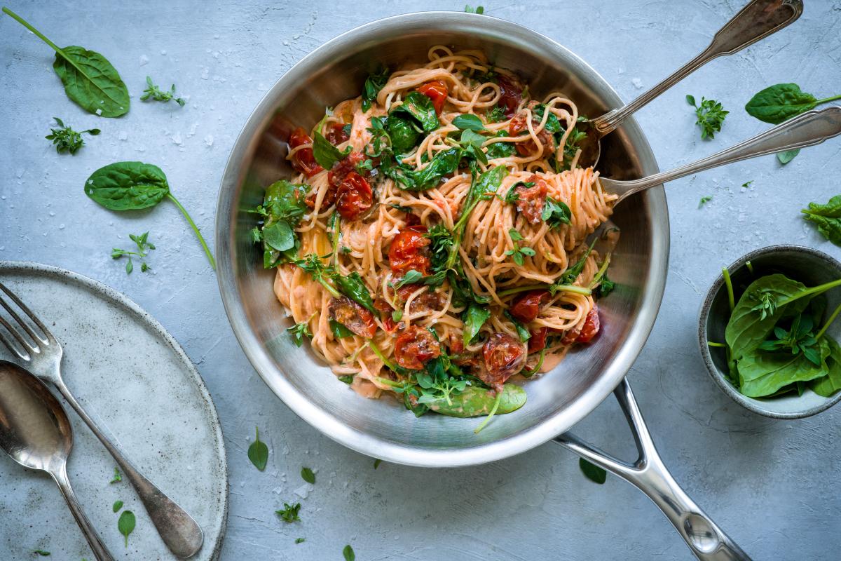 Creamy braised tomato pasta with baby spinach - Recipes | fooby.ch