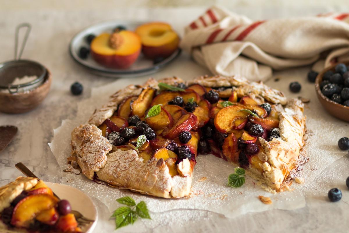 Pfirsich-Heidelbeer-Galette - Rezepte | fooby.ch